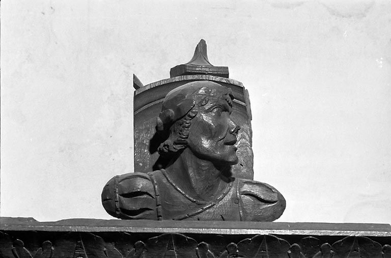 Médaillon de gauche du couronnement du 2e groupe des stalles nord. © Région Bourgogne-Franche-Comté, Inventaire du patrimoine