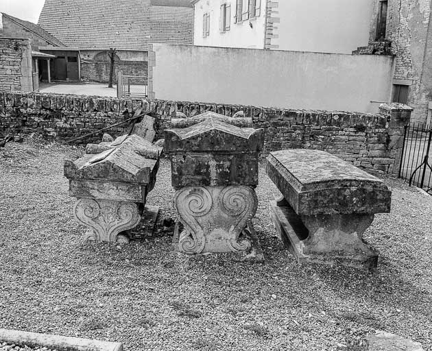 3 monuments funéraires (19e siècle) du cimetière autour de l'église. © Région Bourgogne-Franche-Comté, Inventaire du patrimoine