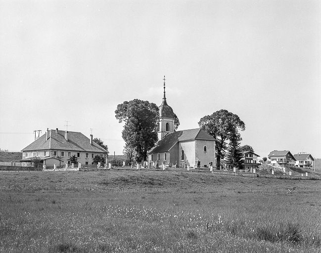 Vue d'ensemble de l'église et du presbytère. © Région Bourgogne-Franche-Comté, Inventaire du patrimoine