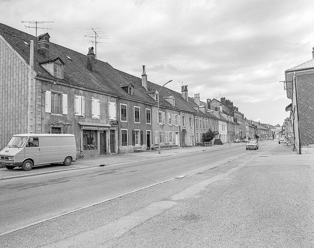 La Grande Rue à partir du n° 34 (à gauche) © Région Bourgogne-Franche-Comté, Inventaire du patrimoine