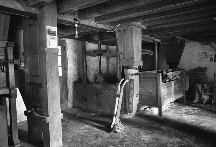 Vue intérieure : chargement des sacs. © Région Bourgogne-Franche-Comté, Inventaire du patrimoine