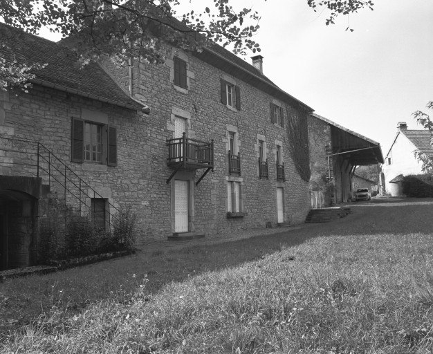 Vue de trois quarts gauche de l'habitation en 1980. © Région Bourgogne-Franche-Comté, Inventaire du patrimoine