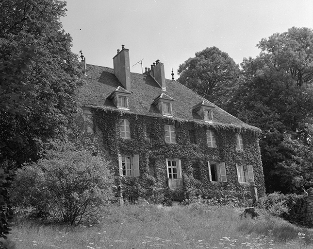 Le logis : façade occidentale vue de trois quarts gauche, plan rapproché. © Région Bourgogne-Franche-Comté, Inventaire du patrimoine