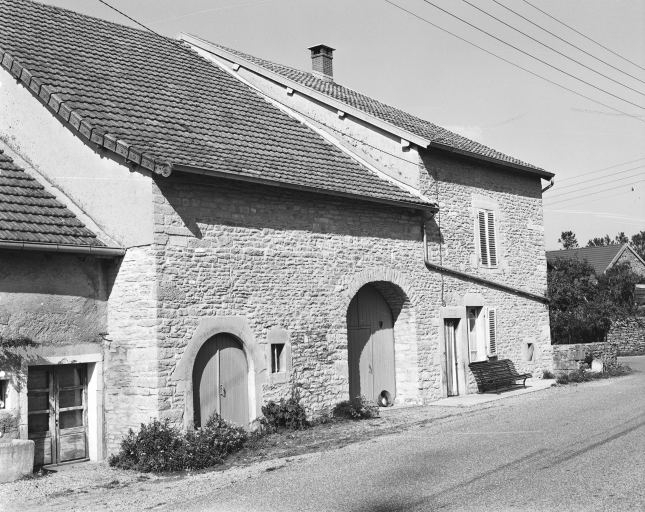 Façade antérieure vue de trois quarts gauche. © Région Bourgogne-Franche-Comté, Inventaire du patrimoine