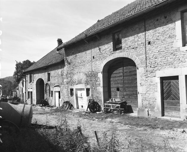 Vue d'ensemble de l'îlot formé par les fermes section A, 2e feuille, parcelles 258 à 263, vu depuis le nord. © Région Bourgogne-Franche-Comté, Inventaire du patrimoine