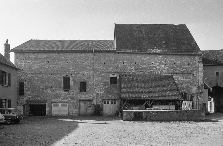 Cour : bâtiments agricoles. © Région Bourgogne-Franche-Comté, Inventaire du patrimoine