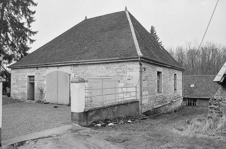 Bâtiment du haut fourneau vu de trois quarts en 1979. © Région Bourgogne-Franche-Comté, Inventaire du patrimoine Bâtiment du haut fourneau vu de trois quarts en 1979. © Région Bourgogne-Franche-Comté, Inventaire du patrimoine