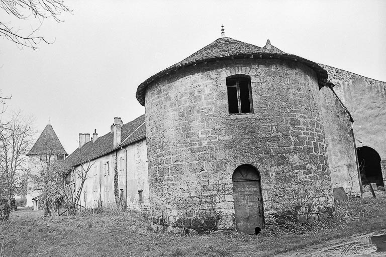 Tours d'enceinte et logement ouvrier depuis l'ouest en 1979. © Région Bourgogne-Franche-Comté, Inventaire du patrimoine