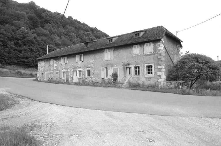 Logement d'ouvriers situé perpendiculairement à la route départementale en 1980. © Région Bourgogne-Franche-Comté, Inventaire du patrimoine