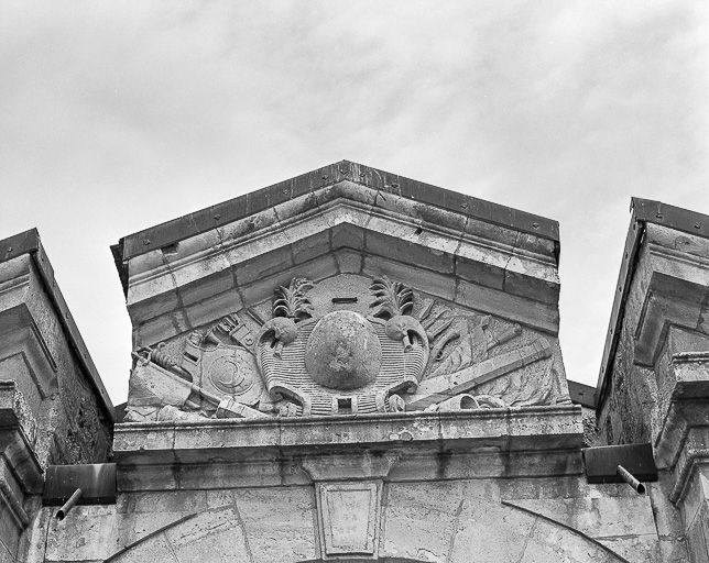 Fronton de la porte Louis XIV de la 4e enceinte. © Région Bourgogne-Franche-Comté, Inventaire du patrimoine