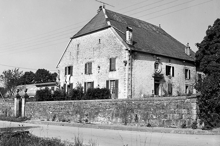 Façade antérieure et face latérale gauche depuis la rue. © Région Bourgogne-Franche-Comté, Inventaire du patrimoine