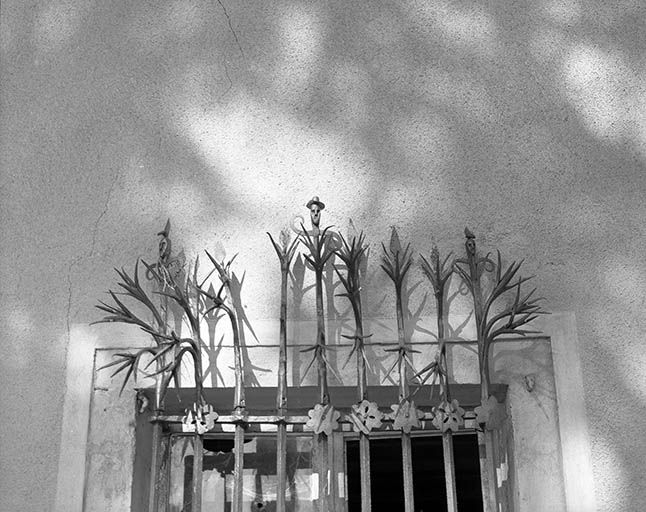 Détail de la grille d'une baie du rez-de-chaussée des communs. © Région Bourgogne-Franche-Comté, Inventaire du patrimoine Détail de la grille d'une baie du rez-de-chaussée des communs. © Région Bourgogne-Franche-Comté, Inventaire du patrimoine