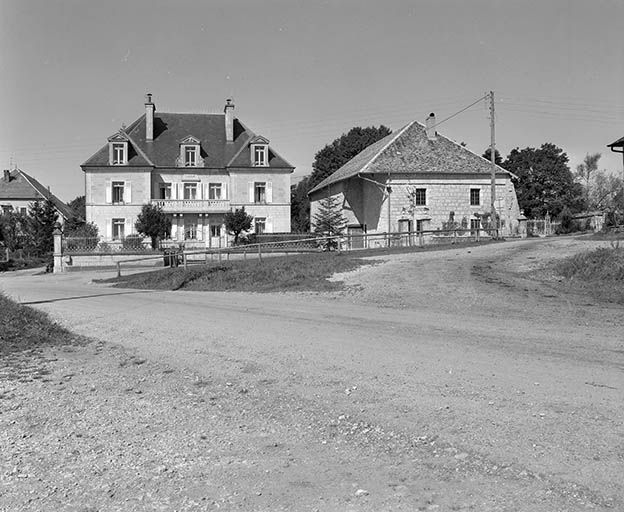 Vue d'ensemble depuis la rue. © Région Bourgogne-Franche-Comté, Inventaire du patrimoine Vue d'ensemble depuis la rue. © Région Bourgogne-Franche-Comté, Inventaire du patrimoine