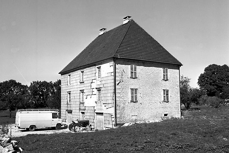 Façade antérieure et face latérale droite. © Région Bourgogne-Franche-Comté, Inventaire du patrimoine Façade antérieure et face latérale droite. © Région Bourgogne-Franche-Comté, Inventaire du patrimoine