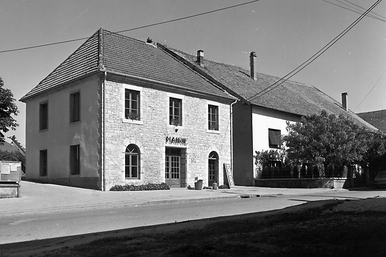 Façade antérieure et face latérale gauche. © Région Bourgogne-Franche-Comté, Inventaire du patrimoine Façade antérieure et face latérale gauche. © Région Bourgogne-Franche-Comté, Inventaire du patrimoine
