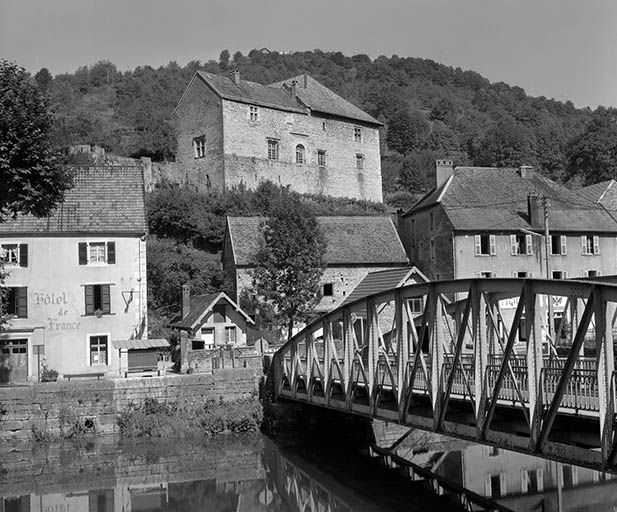 Vue générale depuis la rive gauche de la Loue. © Région Bourgogne-Franche-Comté, Inventaire du patrimoine Vue générale depuis la rive gauche de la Loue. © Région Bourgogne-Franche-Comté, Inventaire du patrimoine
