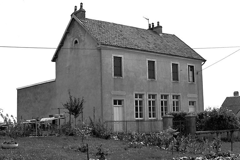 Façade antérieure et face latérale gauche. © Région Bourgogne-Franche-Comté, Inventaire du patrimoine Façade antérieure et face latérale gauche. © Région Bourgogne-Franche-Comté, Inventaire du patrimoine