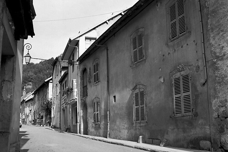 Façade antérieure vue de trois quarts droit. © Région Bourgogne-Franche-Comté, Inventaire du patrimoine