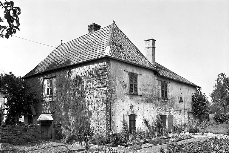 Façade antérieure et face latérale droite. © Région Bourgogne-Franche-Comté, Inventaire du patrimoine Façade antérieure et face latérale droite. © Région Bourgogne-Franche-Comté, Inventaire du patrimoine