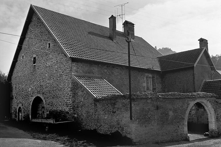 Façade antérieure et face latérale gauche. © Région Bourgogne-Franche-Comté, Inventaire du patrimoine