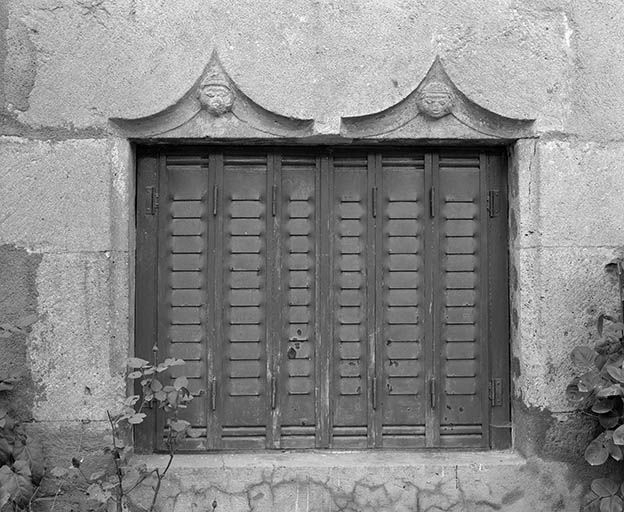 Maison située à Maisières-Notre-Dame, cadastrée 1971 AB 23 : linteau de baie orné de têtes humaines. © Région Bourgogne-Franche-Comté, Inventaire du patrimoine