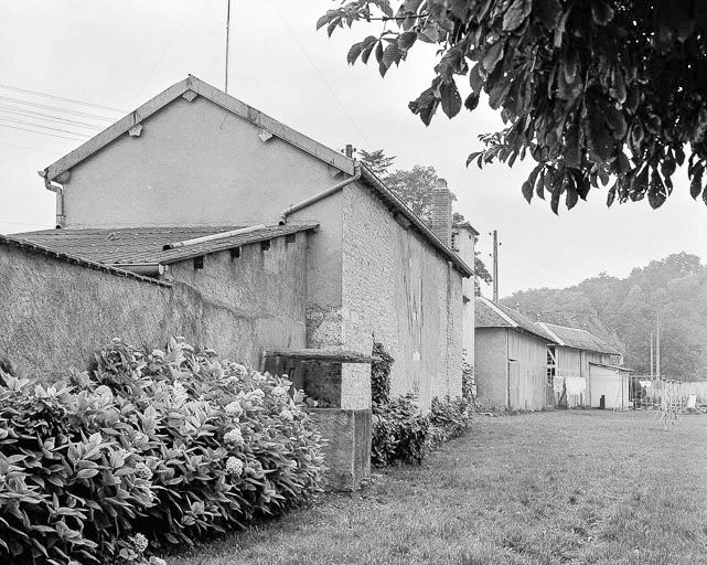 Les communs à l'intérieur de l'enclos, le long du mur de clôture. A gauche, la poste. © Région Bourgogne-Franche-Comté, Inventaire du patrimoine