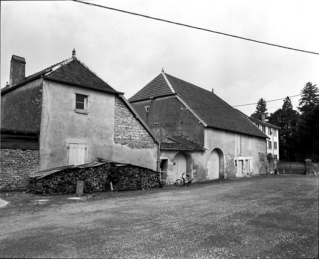 Vue générale de trois quarts gauche. © Région Bourgogne-Franche-Comté, Inventaire du patrimoine Vue générale de trois quarts gauche. © Région Bourgogne-Franche-Comté, Inventaire du patrimoine