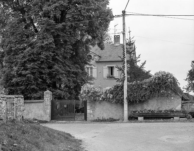 Vue d'ensemble depuis la rue. © Région Bourgogne-Franche-Comté, Inventaire du patrimoine