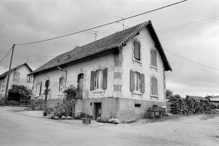 Maison ouvrière à deux logements en 1980. © Région Bourgogne-Franche-Comté, Inventaire du patrimoine Maison ouvrière à deux logements en 1980. © Région Bourgogne-Franche-Comté, Inventaire du patrimoine