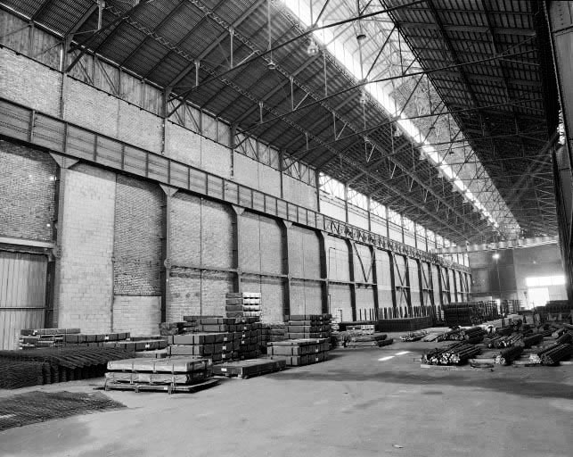 Vue de trois quarts de la halle centrale de l'aciérie en 1981. © Région Bourgogne-Franche-Comté, Inventaire du patrimoine