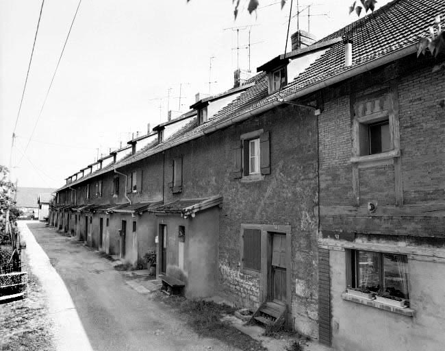 Cité ouvrière dite du Magasin. Façade nord en 1981. © Région Bourgogne-Franche-Comté, Inventaire du patrimoine