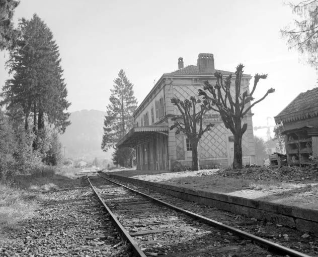 Ornans, vue générale de la gare de voyageurs depuis la voie ferrée. © Région Bourgogne-Franche-Comté, Inventaire du patrimoine