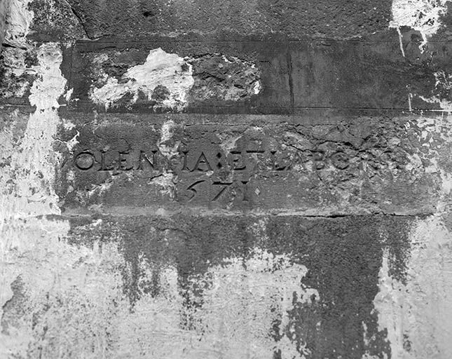 Maison 3 ruelle Cusenier : linteau portant l'inscription VOLENTIA ET LABOR et la date 1571. © Région Bourgogne-Franche-Comté, Inventaire du patrimoine