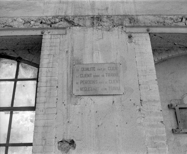 Plaque apposée dans l'atelier des pompes en 1981. © Région Bourgogne-Franche-Comté, Inventaire du patrimoine