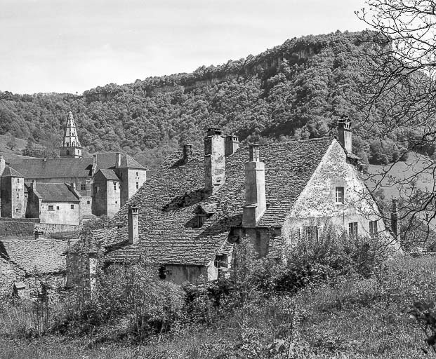 Vue d'ensemble avec l'abbaye en arrière-plan. © Région Bourgogne-Franche-Comté, Inventaire du patrimoine