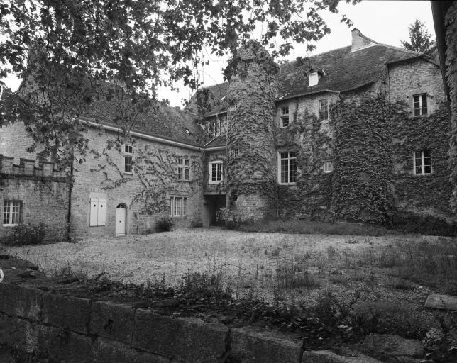 Façade sur cour et aile gauche. © Région Bourgogne-Franche-Comté, Inventaire du patrimoine