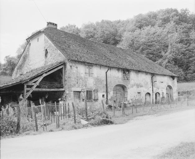 Façade antérieure, vue de trois quarts gauche. © Région Bourgogne-Franche-Comté, Inventaire du patrimoine