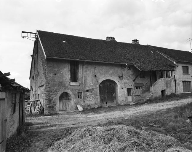 Façade antérieure, vue de trois quarts gauche. © Région Bourgogne-Franche-Comté, Inventaire du patrimoine