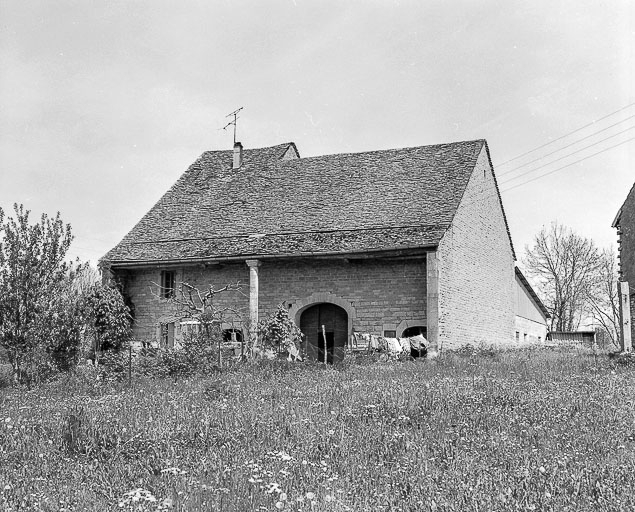Ferme cadastrée 1957 A1 290, située route de Mirebel : vue de trois quarts droit. © Région Bourgogne-Franche-Comté, Inventaire du patrimoine