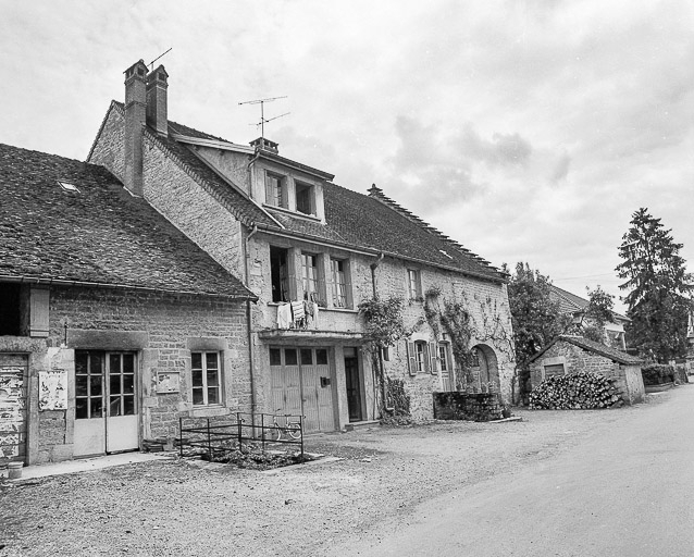 Ferme située rue du Presbytère : façade antérieure vue de trois quarts gauche. © Région Bourgogne-Franche-Comté, Inventaire du patrimoine