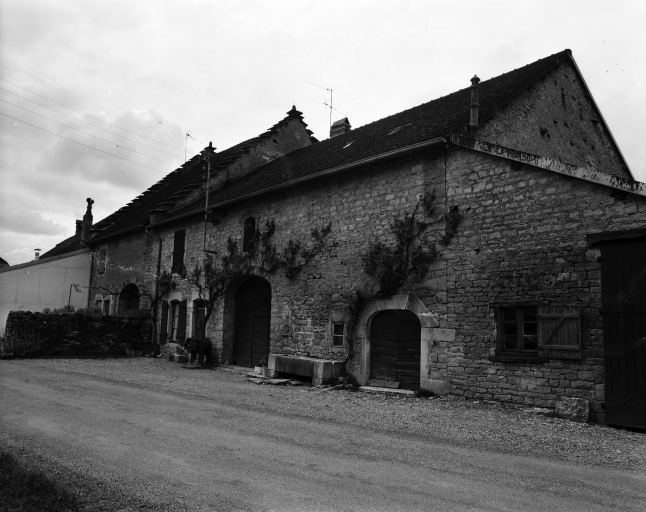 Façade antérieure vue de trois quarts droit. © Région Bourgogne-Franche-Comté, Inventaire du patrimoine