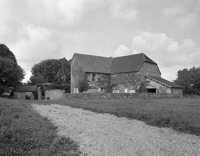 Vue générale depuis le sud-est. © Région Bourgogne-Franche-Comté, Inventaire du patrimoine