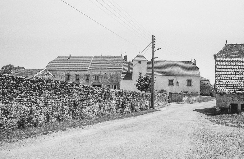 Vue éloignée du bâtiment depuis la rue. © Région Bourgogne-Franche-Comté, Inventaire du patrimoine