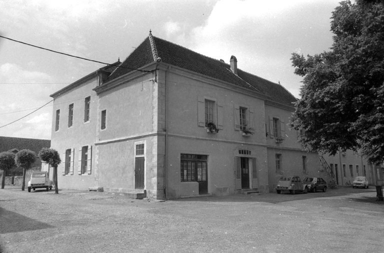 Vue du pavillon droit, actuellement école. © Région Bourgogne-Franche-Comté, Inventaire du patrimoine