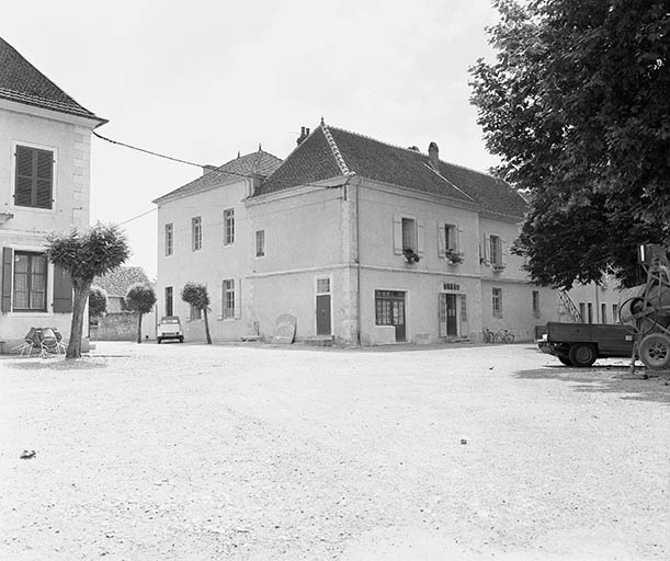 Bâtiment droit à l'entrée de l'ancienne cour d'honneur actuellement école © Région Bourgogne-Franche-Comté, Inventaire du patrimoine