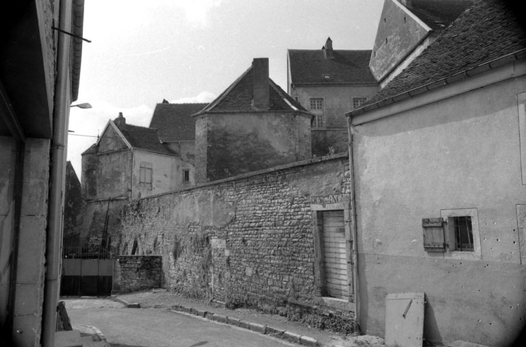 Vue du château depuis la ruelle du donjon. © Région Bourgogne-Franche-Comté, Inventaire du patrimoine