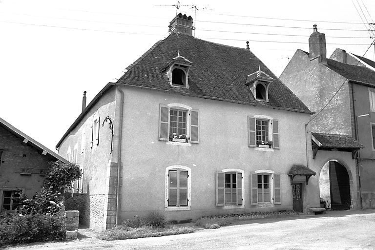 Vue d'ensemble de l'habitation depuis la rue. © Région Bourgogne-Franche-Comté, Inventaire du patrimoine