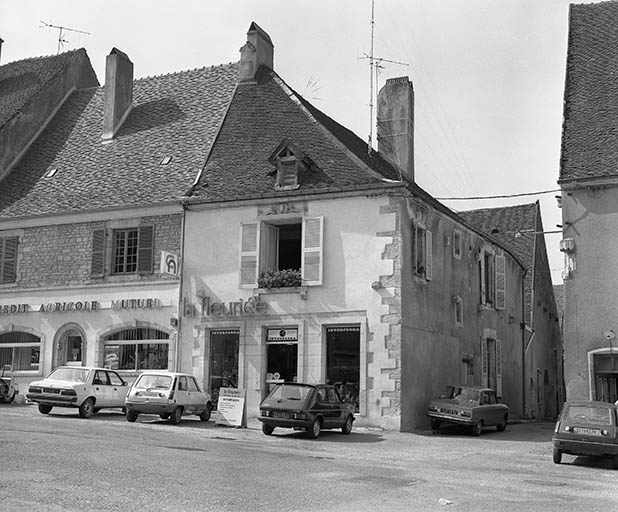 Vue d'ensemble de trois quarts gauche : à l'angle de la Grande Rue et de la rue Notre-Dame. © Région Bourgogne-Franche-Comté, Inventaire du patrimoine