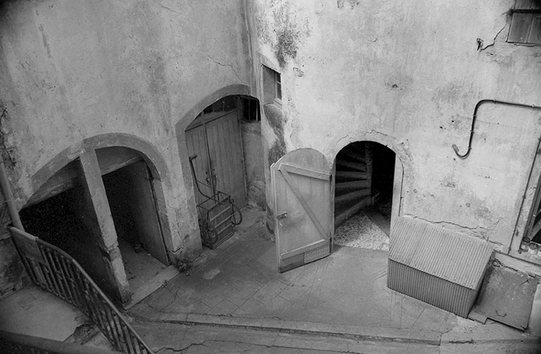 Accès aux bâtiments sur cour intérieure vus depuis l'étage. © Région Bourgogne-Franche-Comté, Inventaire du patrimoine