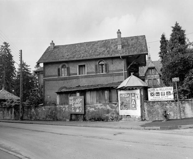 Façade est de la ferme en 1981. SRI. Enquête régionale sur les bâtiments industriels (1979-1981). © Région Bourgogne-Franche-Comté, Inventaire du patrimoine